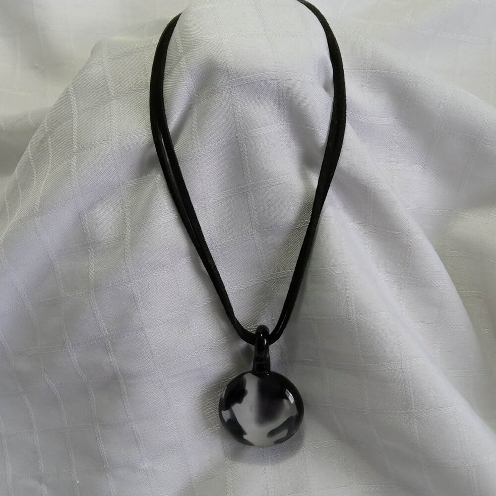 Let's pay tribute to this pendant work with a bunch of hashtags in the comments. - Picture 2 of 7
